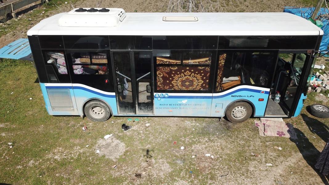 Depremde evleri ağır hasar alınca bu çözümü buldular... Görenlere tebessüm ettirdi 7